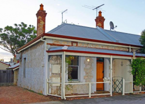 Art on Attfield - cute heritage 1 bedroom stone cottage